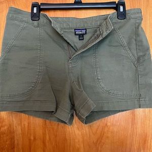 Patagonia Size 6 Women’s organic cotton shorts, Army green. GENTLY WORN